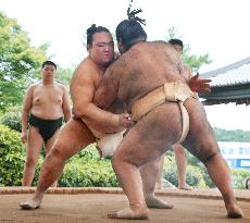 Sumo: Kisenosato goes 10-0 vs Takayasu in training