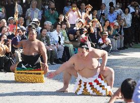 Sumo: Kisenosato performs ring-entering ritual