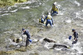 Police resume search for missing French woman