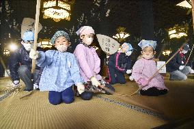 Year-end cleaning at Kyoto temple