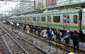 Some 6,000 walk along tracks after Yokosuka Line service suspende