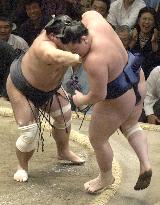 Mongolian ozeki Hakuho suffers 4th loss at Autumn sumo