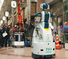 (1)Robots show off skills in Fukuoka shopping arcade
