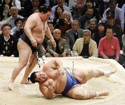 Kotoshogiku's yokozuna hopes dim