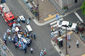 Car rams into pedestrians in Kobe, seriously injures 2