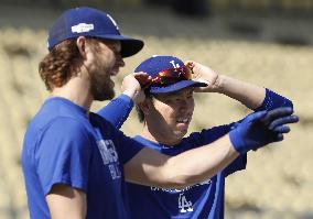 Baseball: Kershaw, Maeda during pregame practice