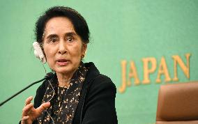 Suu Kyi vows to resolve ethnic conflicts