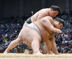 Sumo: Yokozuna-chasing Goeido eases past Takayasu at Kyushu