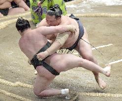 Sumo: Yokozuna Kisenosato defeats Chiyoshoma