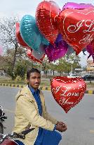 Young Pakistanis defy ban on Valentine's Day