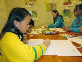 U.S. children make drawings for kids in quake-hit areas