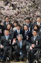 Koizumi hosts garden party, vows to dedicatedly serve out term