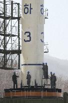 N. Korea shows rocket to foreign media