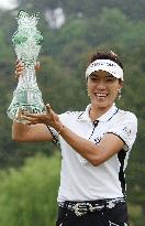 Oyama cruises to 6-shot victory at Salonpas World Ladies