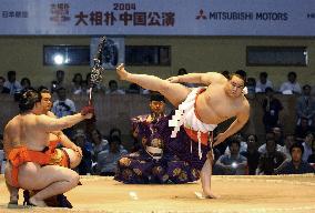 (1)Beijing citizens enjoy Japanese sumo