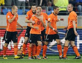 Netherlands defeat Brazil 2-1