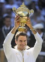 Federer wins 6th title in men's singles at Wimbledon