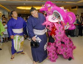 Sumo wrestlers arrive in Taiwan for exhibition tour