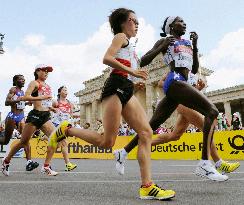 Ozaki in women's marathon, Brandenburg Gate