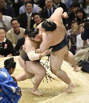 Sumo: Hakuho hands Kisenosato 1st loss in Osaka