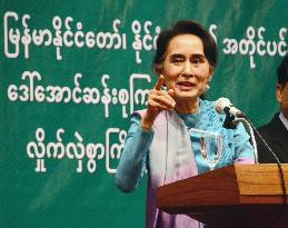 Suu Kyi urges Myanmar workers in Thailand to be honest, abide by law