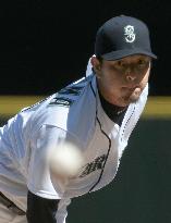 Mariners' Iwakuma takes loss against ex-teammate Yankees' Tanaka