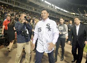 Baseball: Iguchi throws 1st pitch at White Sox game