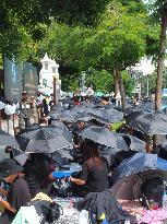 Thais gather in Bangkok ahead of King Bhumibol's cremation