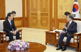 Moon, Abe's coalition partner meet in Seoul