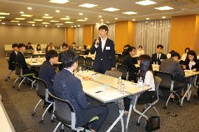 South Korean youths look east for job opportunities