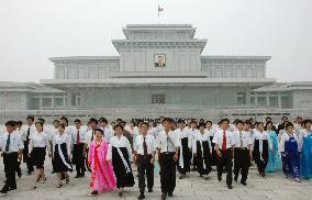 N. Koreans pay tribute to late Kim Il Sung