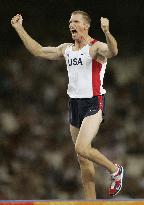 (2)Mack captures gold in men's pole vault