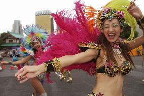 (2)Samba carnival held in Tokyo's Asakusa district