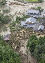Typhoon approaches southwestern Japan, 2 killed by landslide