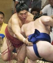 Kyokushuzan remains perfect at autumn sumo