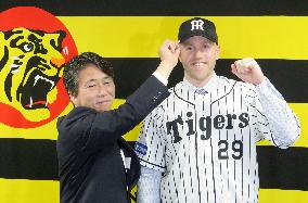 Baseball: Hanshin introduces ex-Mets infielder Campbell