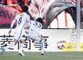 Soccer: Kashima beat Urawa again, move into J-League lead