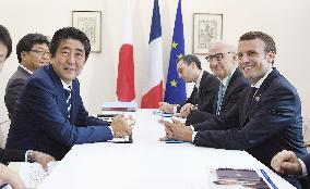 Abe, Macron vow to advance trade, defense cooperation