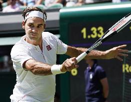 Tennis: Federer in Uniqlo shirt at Wimbledon