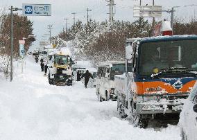 Vehicles halted by snow in Aomori Pref.