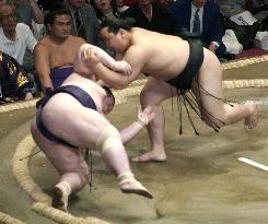 Asashoryu continues winning at summer sumo