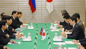 Abe meets with Laotian premier