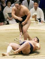 Sumo: Asashoryu dumps Kotomitsuki to 1st loss at Nagoya sumo