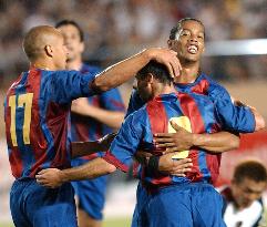 (2)Barcelona vs Kashima Antlers in Tokyo