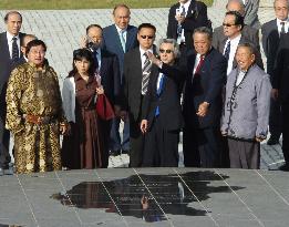 Koizumi visits memorial for Japanese internees