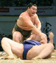 Hakuho victorious on 1st day of Mongolian tour