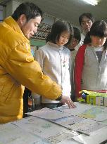 Japanese pupils look at letters from Iraq