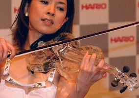 (2)World's first glass-made violin unveiled