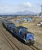 Popular sleeper train Cassiopeia makes last run to Sapporo