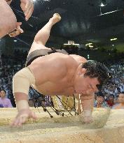 Hakuho succumbs to Kisenosato